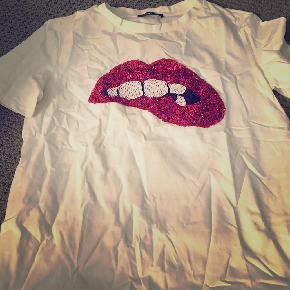 Bit lip T-shirt with sequins